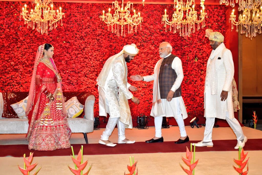 PHOTOS: मंत्री पशुपति कुमार पारस के घर की शादी में पहुंचे PM Modi, दूल्हा-दुल्हन ने पैर छूकर लिया आशीर्वाद