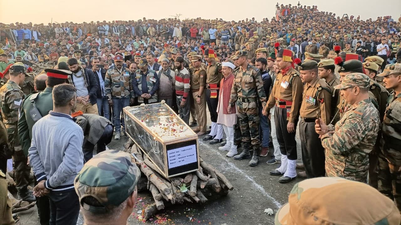 Poonch Attack: शहीद करण सिंह का पार्थिव शरीर पहुंचा कानपुर, बिठूर घाट पर होगा अंतिम संस्कार