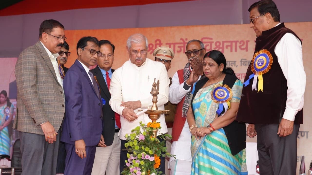 बिहार के राज्यपाल ने लगवाये सियावर रामचंद्र की जय.. के नारे, पूर्व सांसद किंग महेंद्र की मूर्ति का किया अनावरण