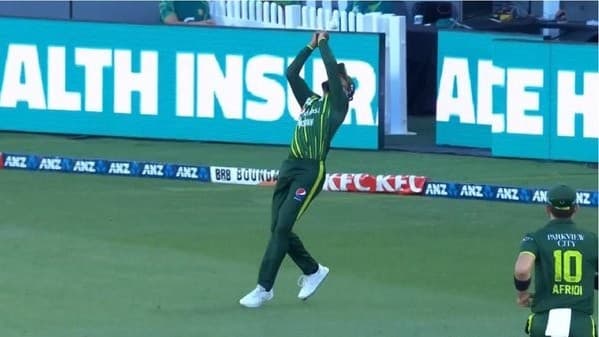 PAK vs NZ: बाबर आजम 'गड्ढा फील्डर', जानें क्यों छूट जाता है मैच में कैच