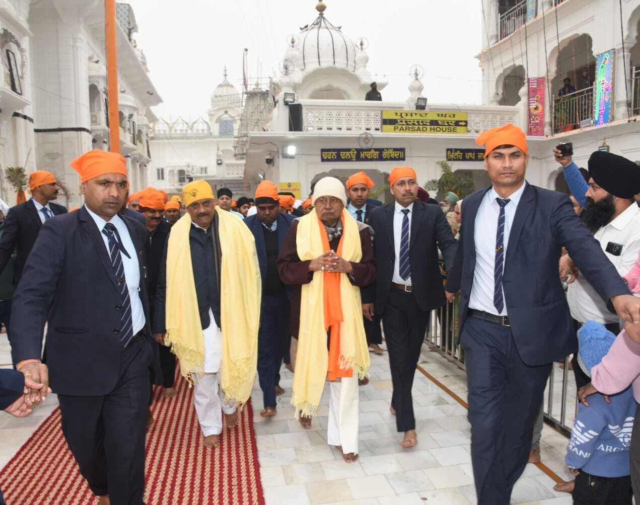 PHOTOS: प्रकाश पर्व पर सीएम नीतीश कुमार ने पटना साहिब में टेका मत्था, राज्यपाल आर्लेकर भी पहुंचे गुरुद्वारा
