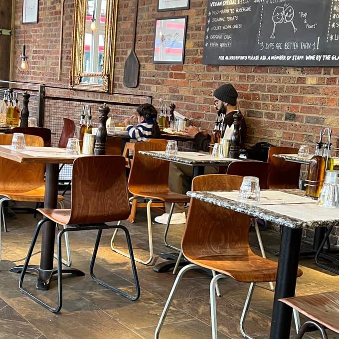 लंदन के रेस्टोरेंट में वामिका के साथ बैठे नजर आए Virat Kohli, तो अनुष्का कहां है?