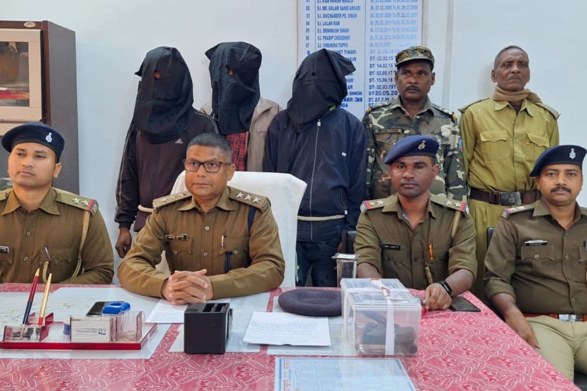 झारखंड: व्यापारियों से लेवी वसूलने आए तीन अपराधियों को गुमला पुलिस ने हथियार के साथ दबोचा, भेजा जेल