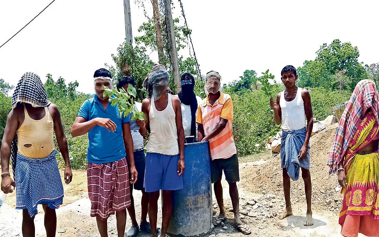 झारखंड के इन गांवों के ग्रामीण चेहरे को मच्छरदानी से ढकने को मजबूर, 20 हजार की आबादी का जीना हुआ दूभर