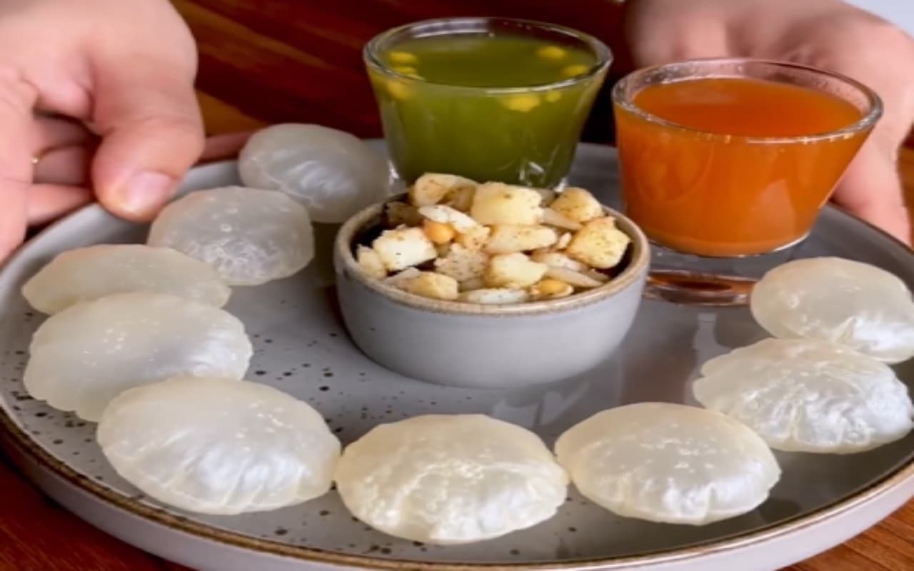 Viral Video: चावल के पेपर से बनाए गोलगप्पे, सोशल मीडिया पर वायरल हो रहा वीडियो, देख लें खास रेसिपी