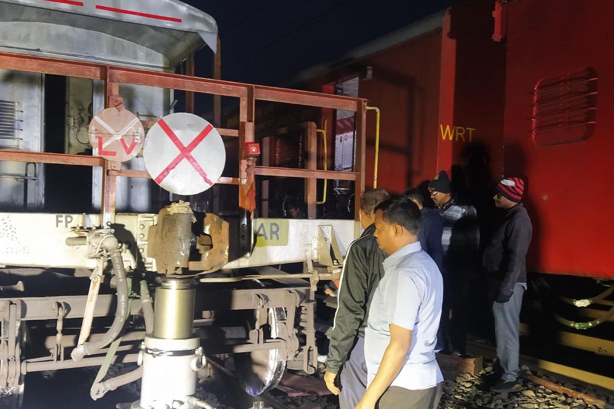 झारखंड: लातेहार में टला बड़ा हादसा, कोयला लदी मालगाड़ी की गार्ड बोगी बेपटरी होने से यातायात बाधित