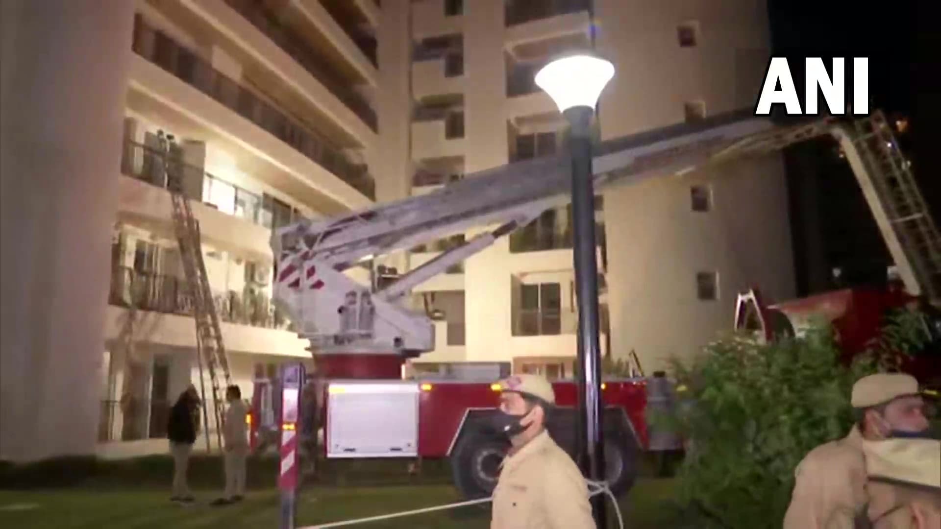 गुरुग्राम में 22 मंजिला इमारत हादसा, 18 घंटे बाद मलबे से जिंदा निकला शख्स