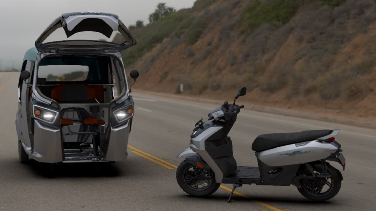 Surge के इस थ्री-व्हीलर की बॉडी फाड़कर निकला है बच्चा स्कूटर!