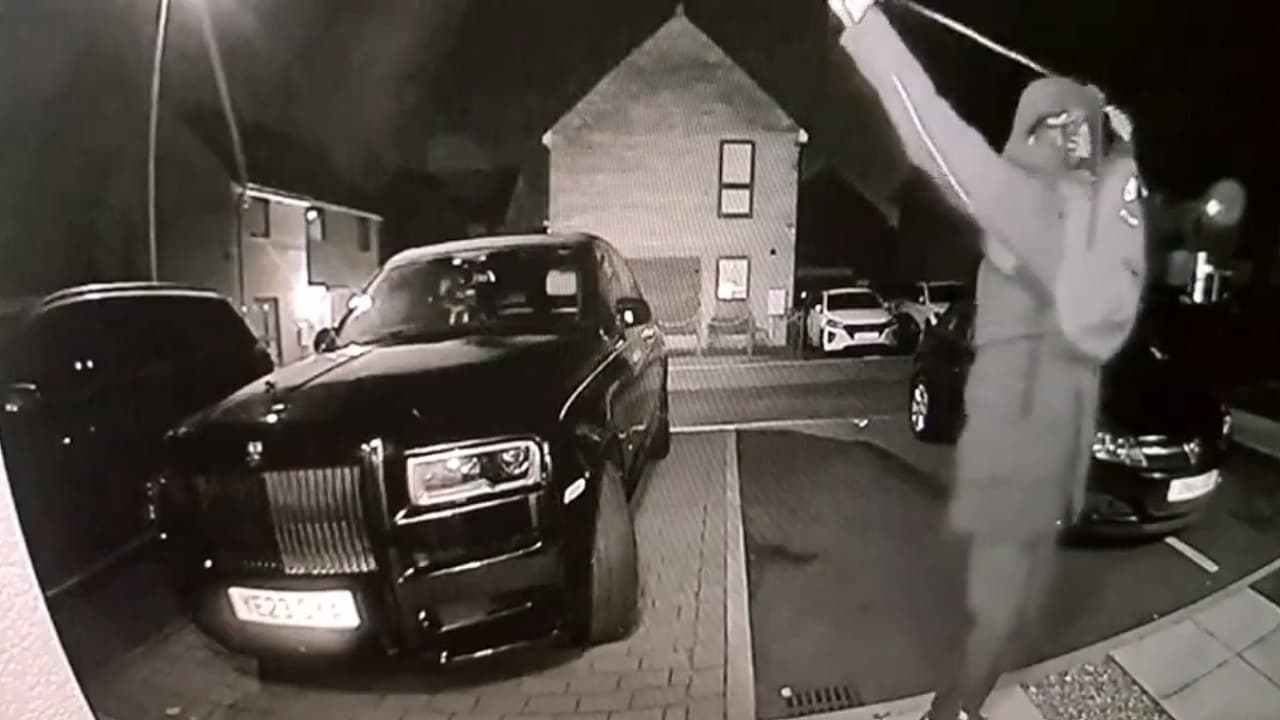 15 करोड़ वाली कार की हाईटेक चोरी, एंटीना को चाबी बनाकर 30 सेकेंड में कर दिया हाथ साफ! देखें VIDEO-PHOTO