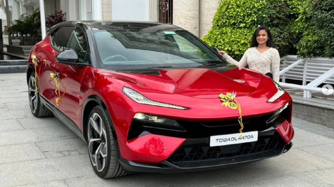 हैदराबादी महिला को मिली Lotus Eletre EV की पहली डिलीवरी, फुल चार्ज में 400 किमी रेंज