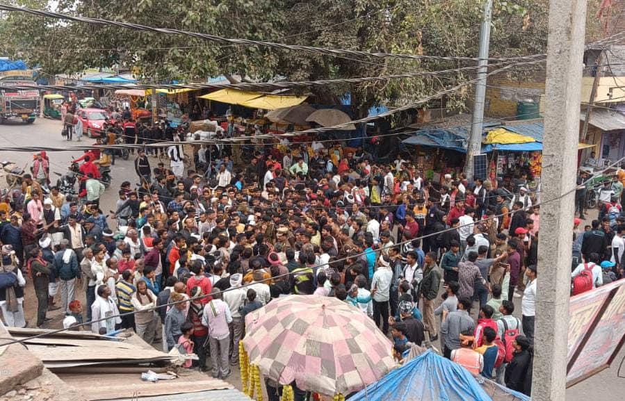 आगरा के सैनिक का कोटा में  चुनाव ड्यूटी के दौरान निधन, शहीद का दर्जा देने के लिए पार्थिव शरीर रख लगाया जाम