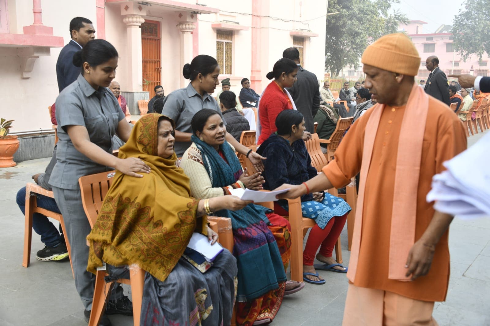 Gorakhpur News : CM ने 300 लोगों की सुनीं समस्या, जरूरतमंदों को आवास का दिया आदेश