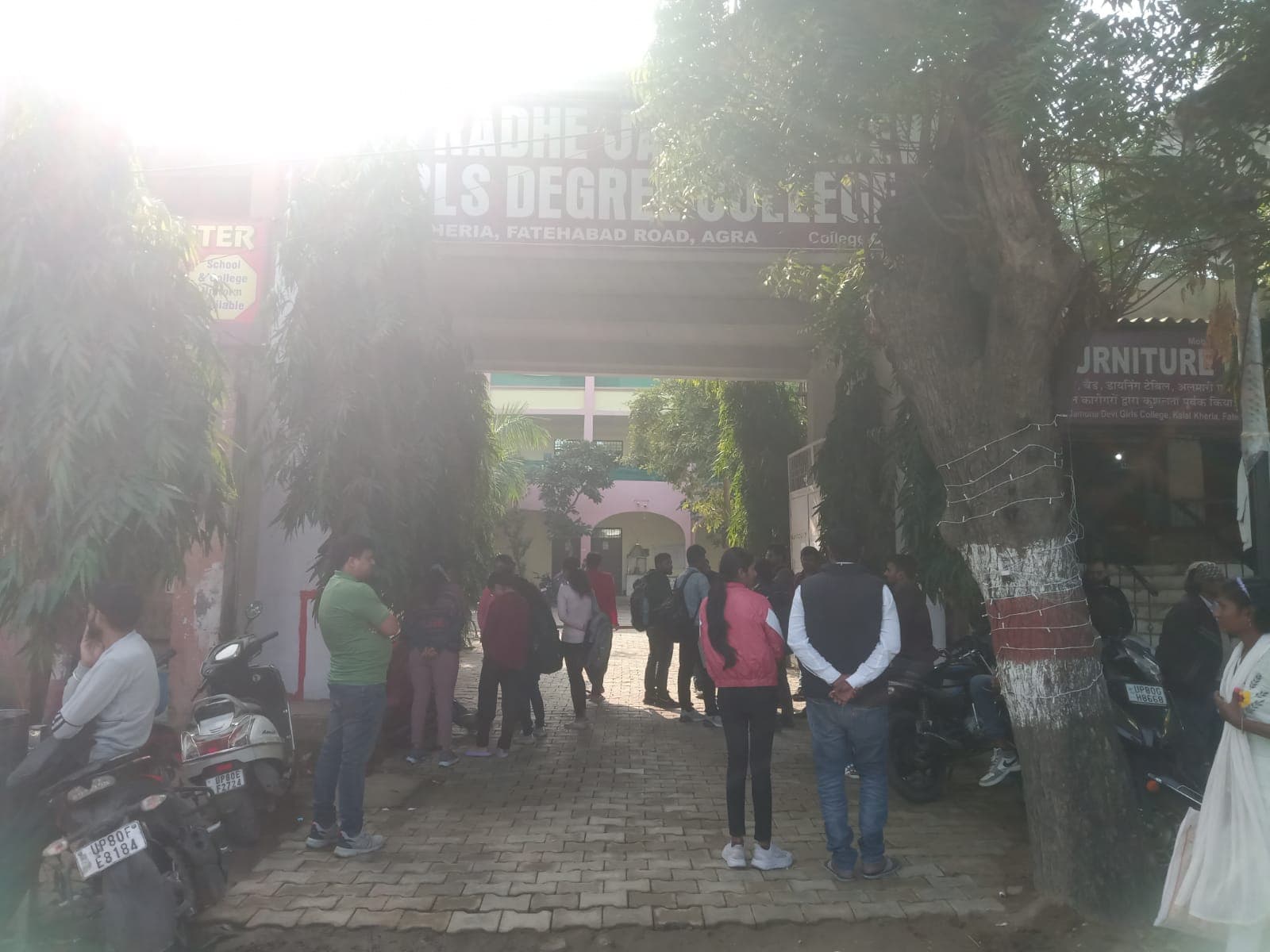ICMR Exam: आगरा में आईसीएमआर की परीक्षा के लिए भटकते रहे परीक्षार्थी, एग्जाम सेंटर बदलने को लेकर जमकर हंगामा