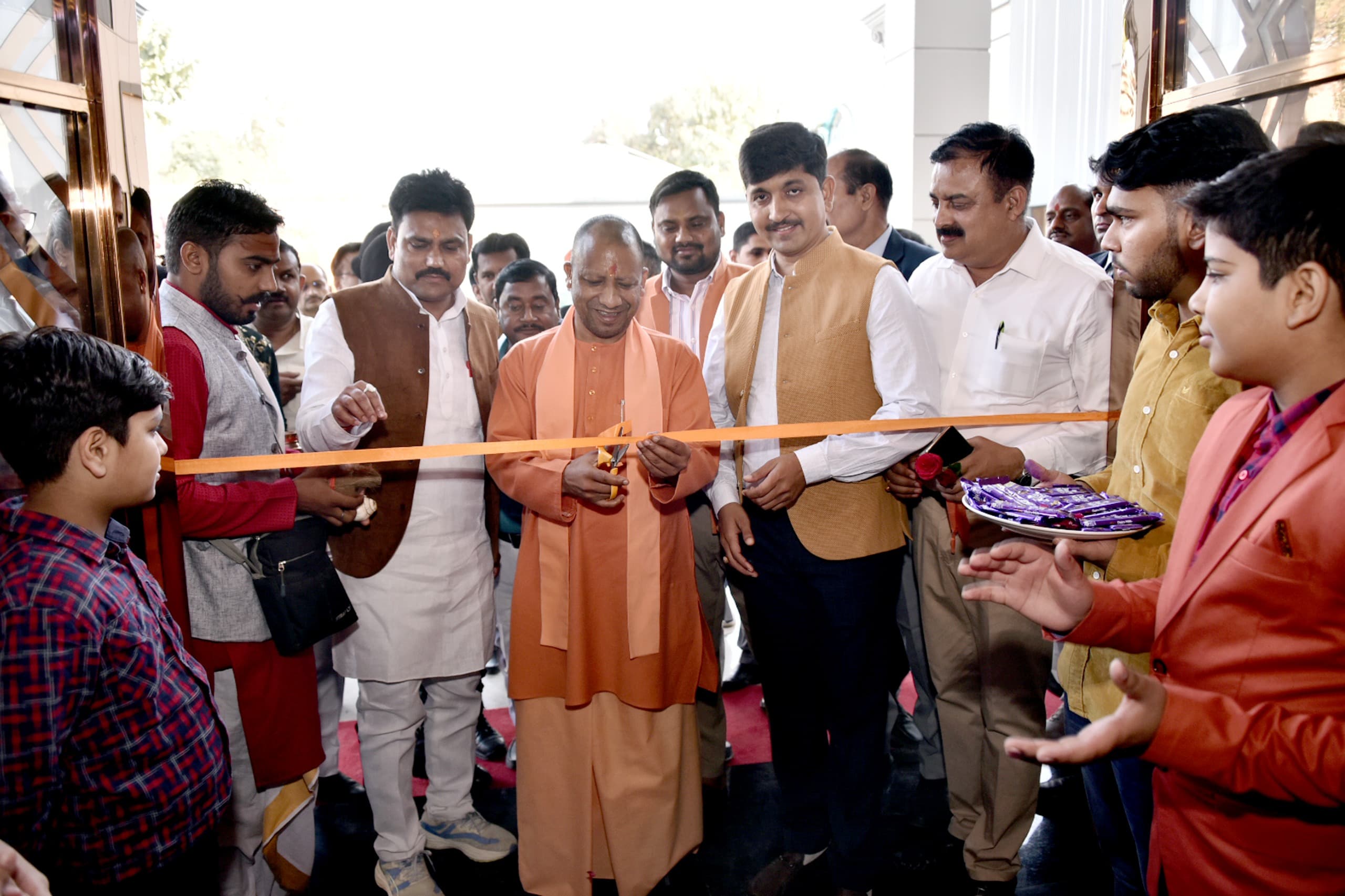 GKP में सपा पर दहाड़े CM योगी , " चंद लोगों के गलत होने से पूरी यूपी की बदनामी "