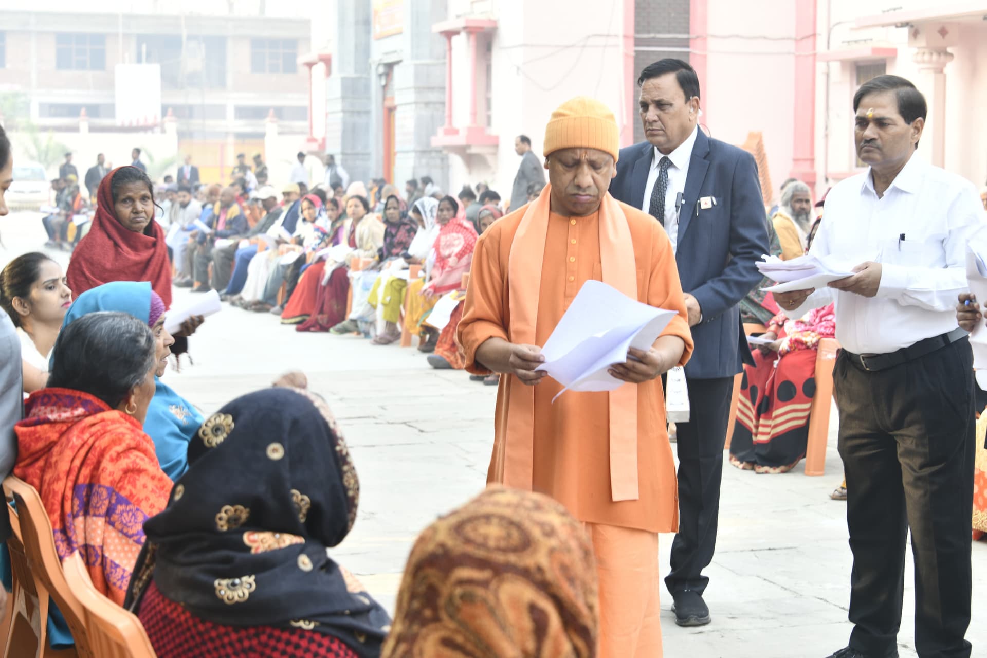 गोरखपुर: सीएम योगी आदित्यनाथ जनता दर्शन में बोले- कमजोरों को उजाड़ने वाले किसी भी सूरत में बख्शे नहीं जाएं