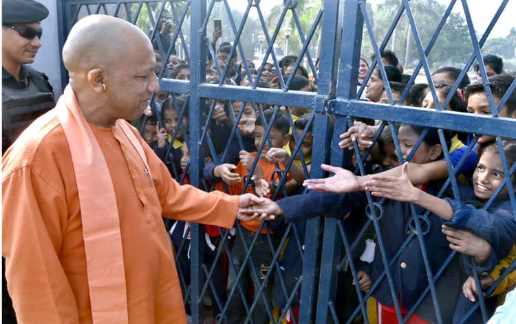 गोरखपुर में दिखा सीएम योगी आदित्यनाथ का बाल प्रेम, हाथ मिलाया-चॉकलेट बांटी और नजदीक से दिखाया हेलीकॉप्टर