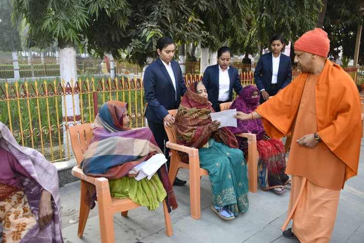 गोरखपुर: सीएम योगी जनता दर्शन में फरियादी से बोले- डॉक्टर से मंगवा लीजिए एस्टीमेट, सरकार देगी इलाज का पैसा