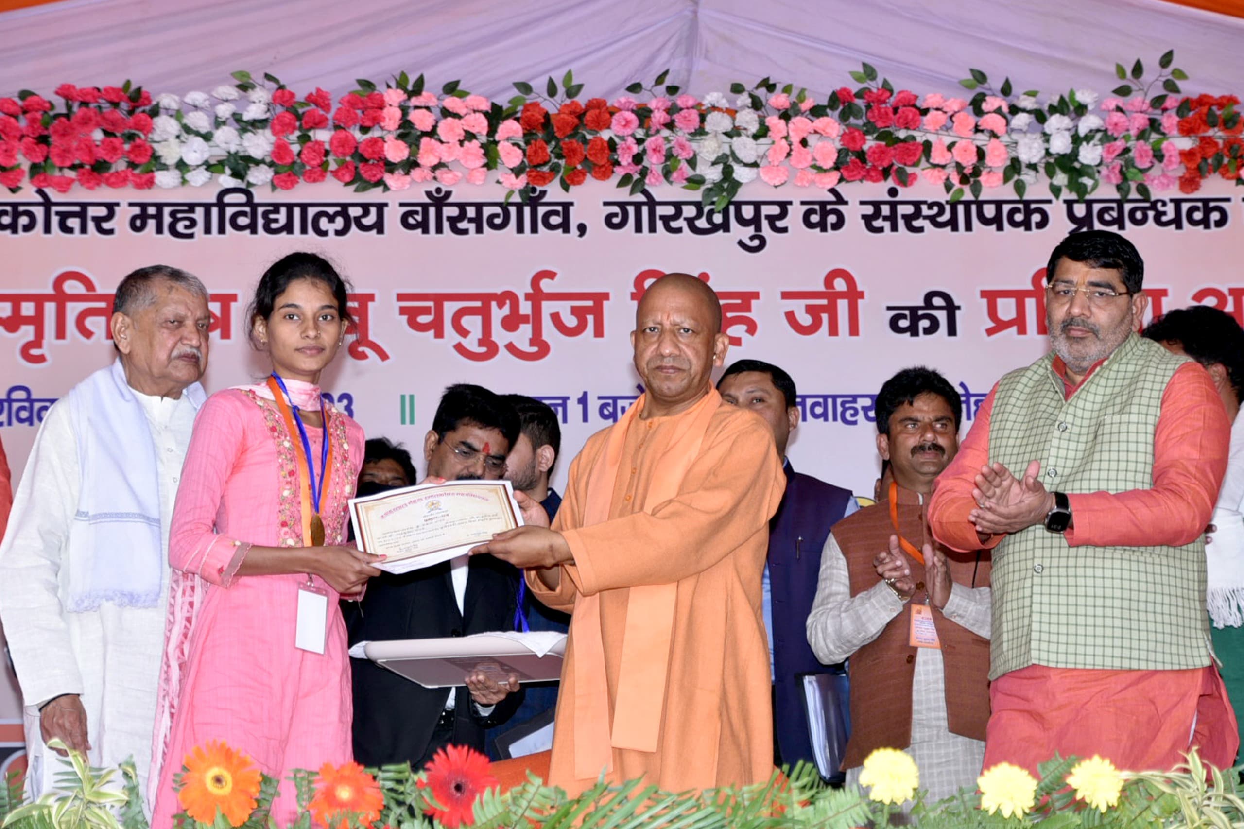 सीएम योगी ने बाबू चतुर्भुज सिंह की प्रतिमा का किया अनावरण, बोले- देश की गुलामी का कारण था जाति का जहर