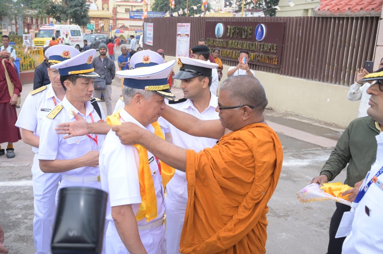 मिलान नौसेना अभ्यास में भाग लेने आये विदेशी नौ सेना के अधिकारियों ने की महाबोधि मंदिर में पूजा अर्चना