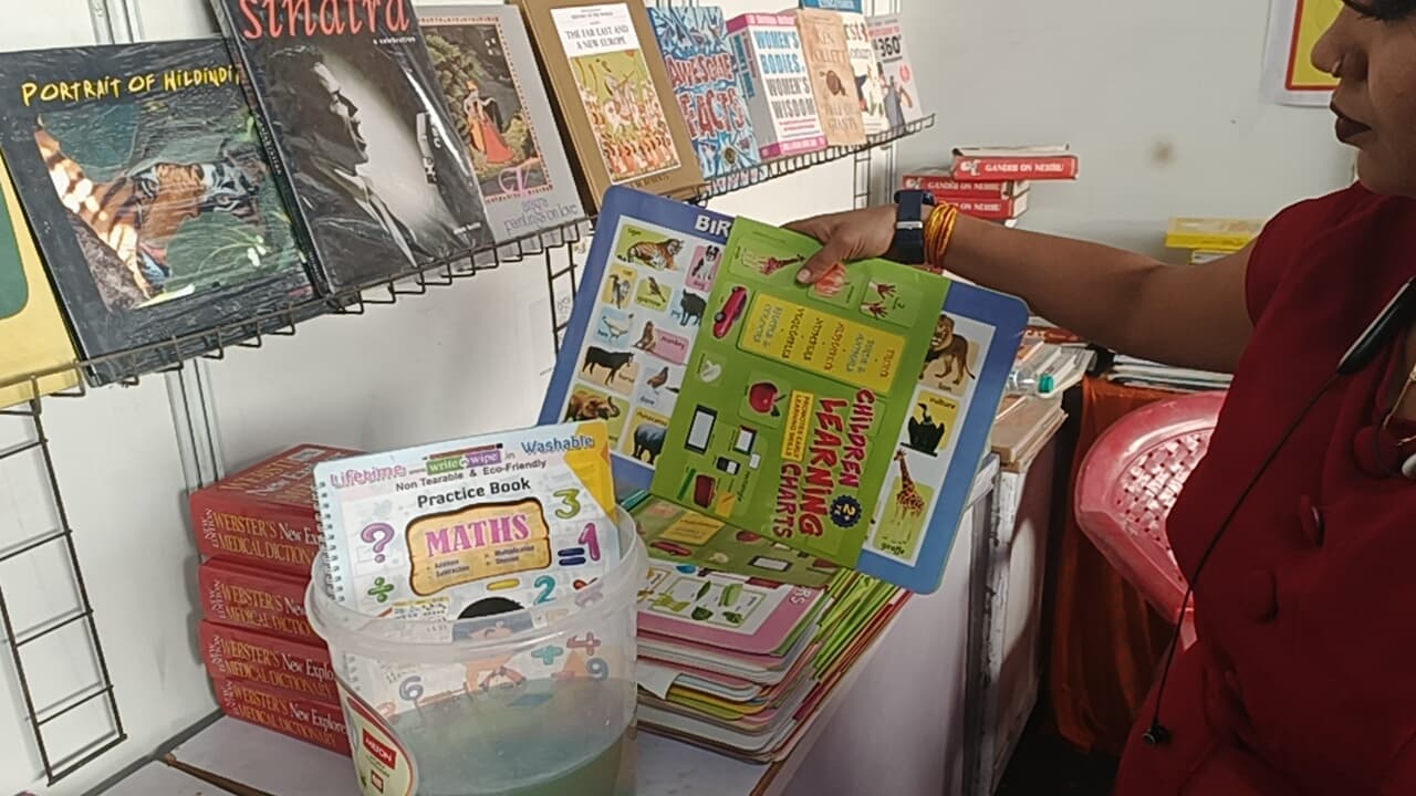 UP News : आगरा पुस्तक मेले में अजब कॉपी किताब की गजब दुनिया, भरेंगी न फटेगी, पूरी तरह वाटरप्रूफ