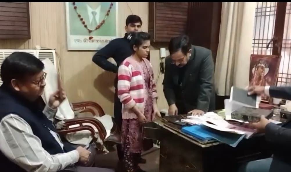 आगरा: रॉयल हॉस्पिटल पर स्वास्थ्य विभाग ने की छापेमारी, आशा कार्यकत्रियों को गिफ्ट देने का वीडियो हुआ था वायरल