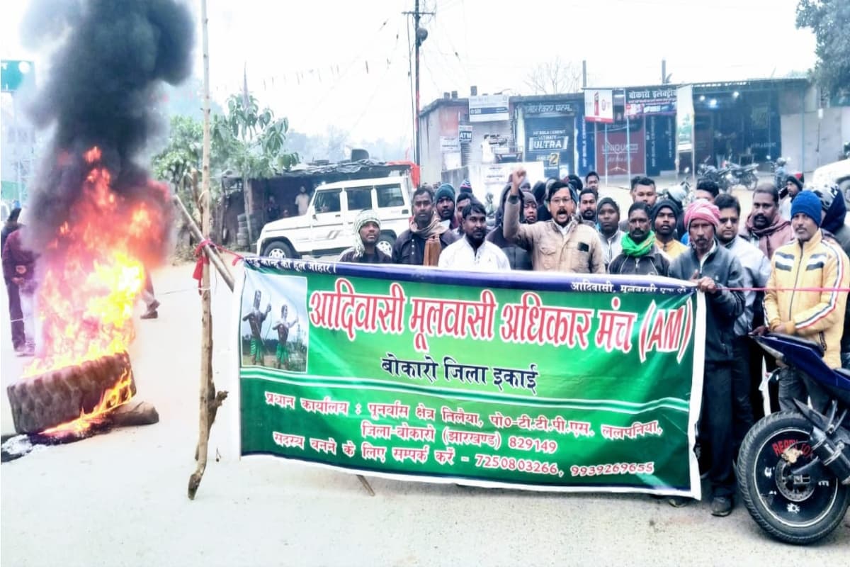 बोकारो में असरदार रहा झारखंड बंद, लोगों ने टायर जलाकर जाम की सड़क, मार्केट, स्कूल बंद