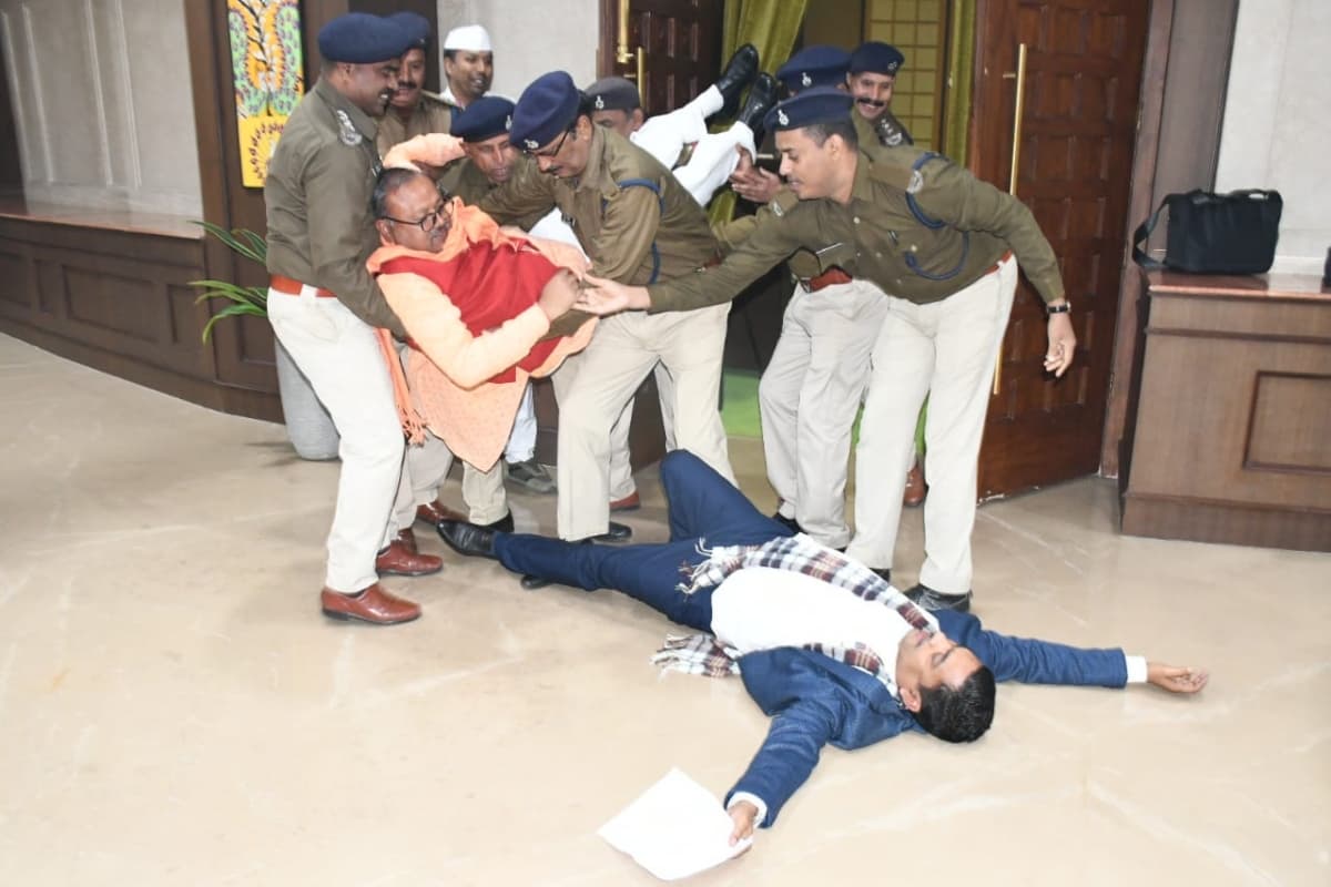 PHOTOS: झारखंड विधानसभा शीतकालीन सत्र का तीसरा दिन हंगामेदार, बीजेपी विधायकों को मार्शल ने ऐसे किया आउट