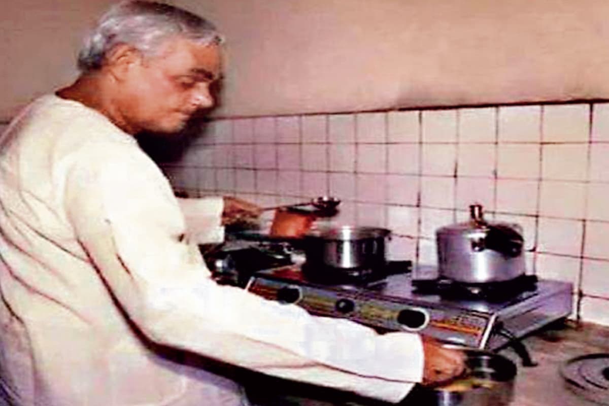 अटल बिहारी वाजपेयी से जुड़ी ये दिलचस्प बातें शायद ही जानते होंगे आप, अपने हों या पराये सभी थे उनके मुरीद