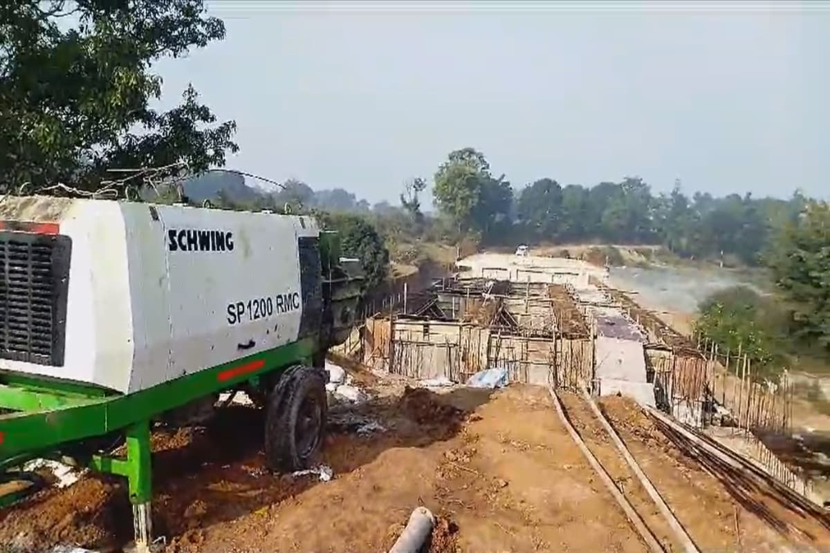 लातेहार में भाकपा माओवादियों का तांडव, निर्माण कार्य में लगी मशीन को फूंका, मजदूरों के साथ की मारपीट