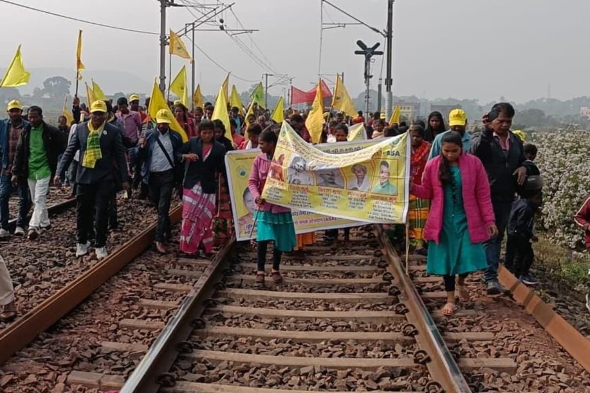 भारत बंद का असर: झारखंड में सड़क जाम, दुकानें बंद, कहीं सड़कों पर तो, कहीं रेलवे ट्रैक पर बैठे आदिवासी
