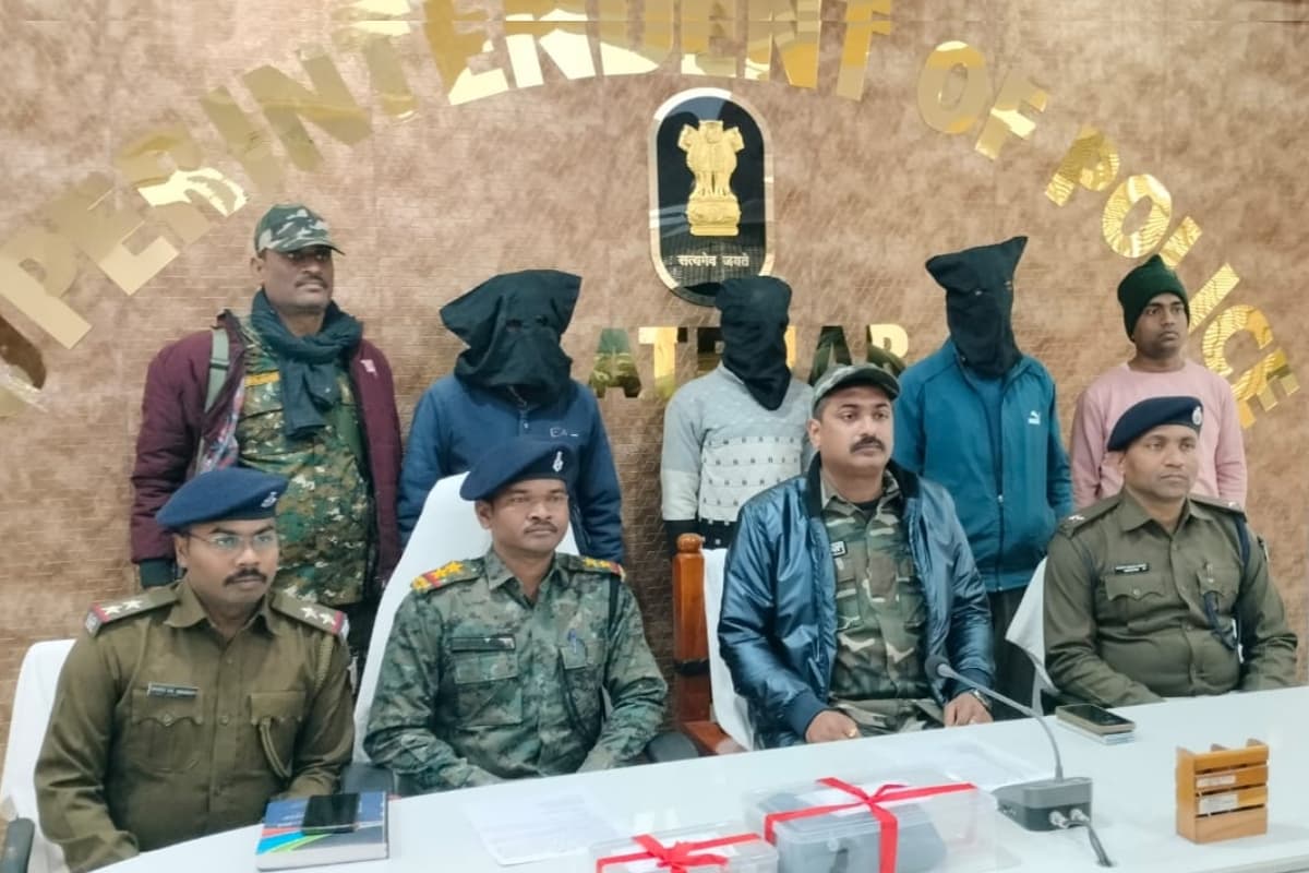 लातेहार में 3.7 किलो अफीम के साथ तीन तस्कर गिरफ्तार, एक का है आपराधिक इतिहास