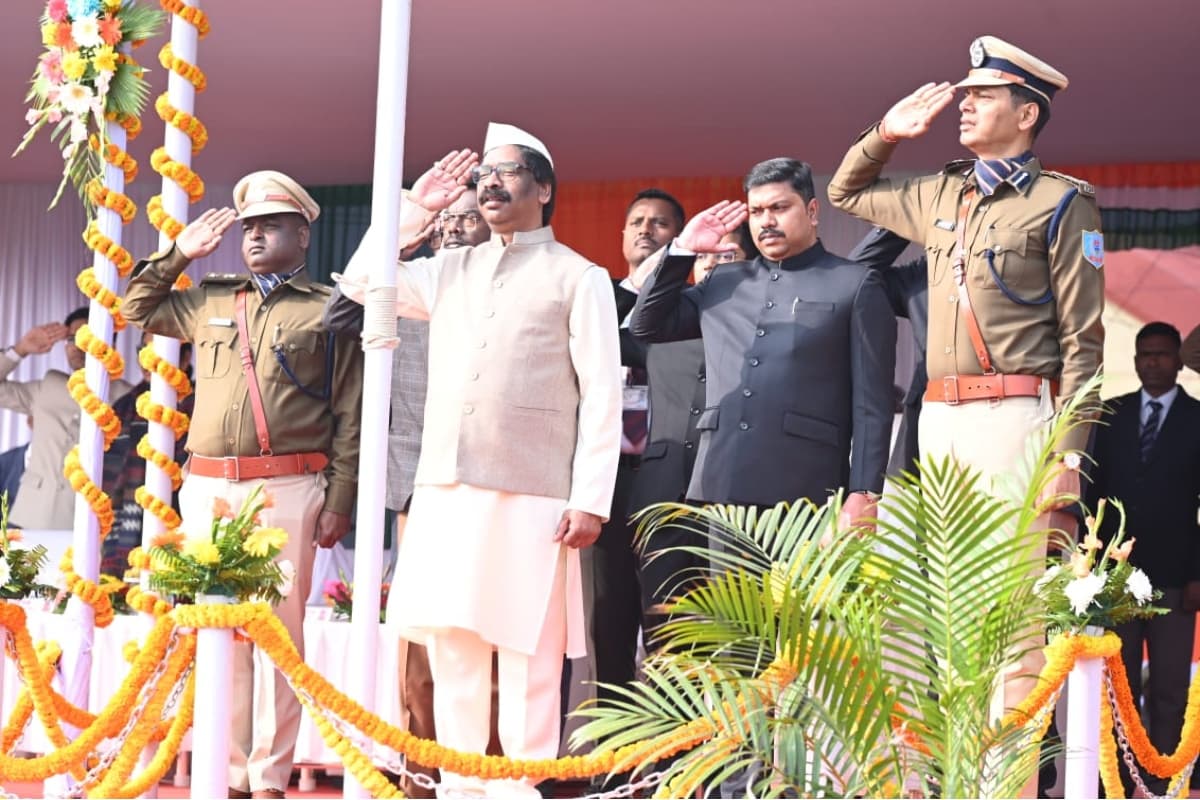 Republic Day 2024: रांची में राज्यपाल और दुमका में सीएम ने फहराया तिरंगा, दीं गणतंत्र दिवस की शुभकामनाएं