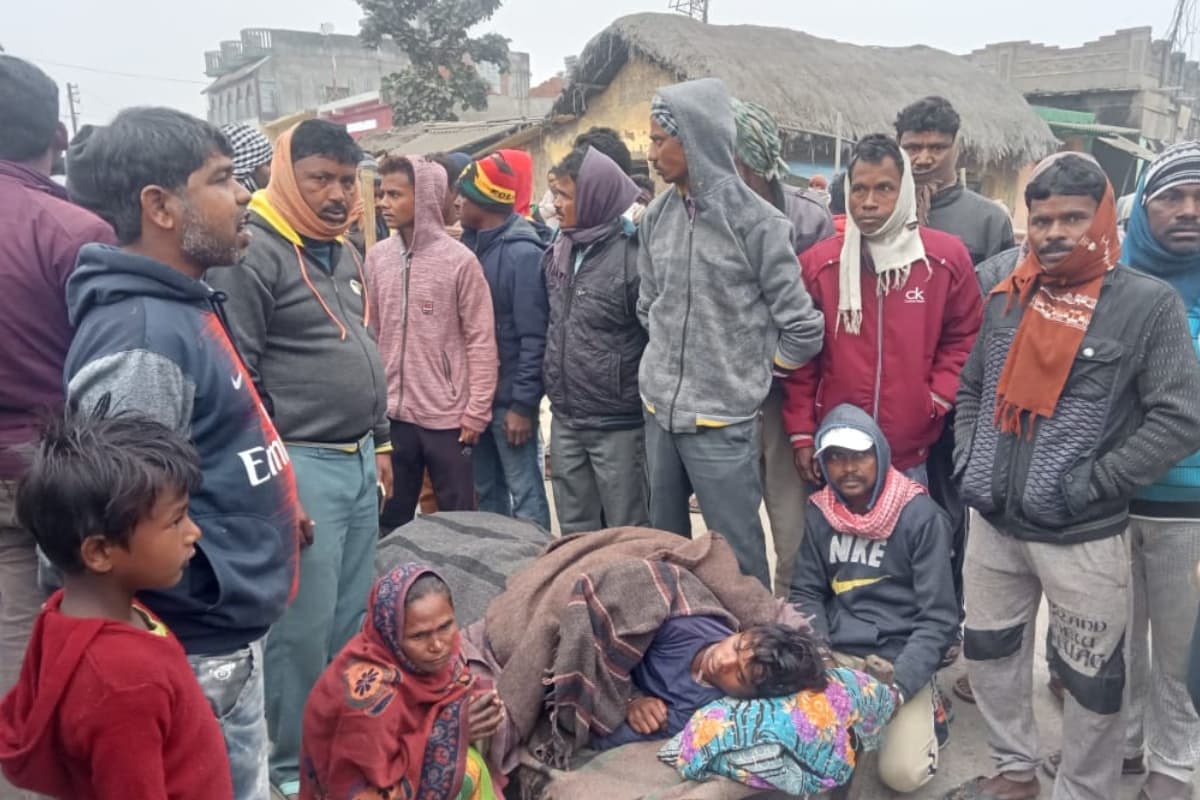 देवघर: करौं पुलिस पर किशोर की कमर तोड़ने का आरोप, विरोध में सड़क जाम