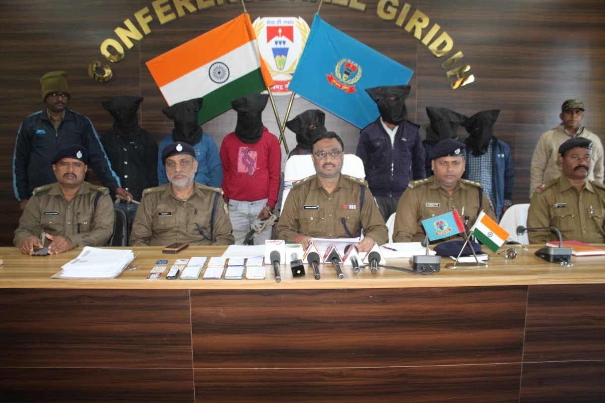 गिरिडीह में 7 साइबर अपराधी गिरफ्तार, क्रेडिट कार्ड धारकों से करते थे ठगी
