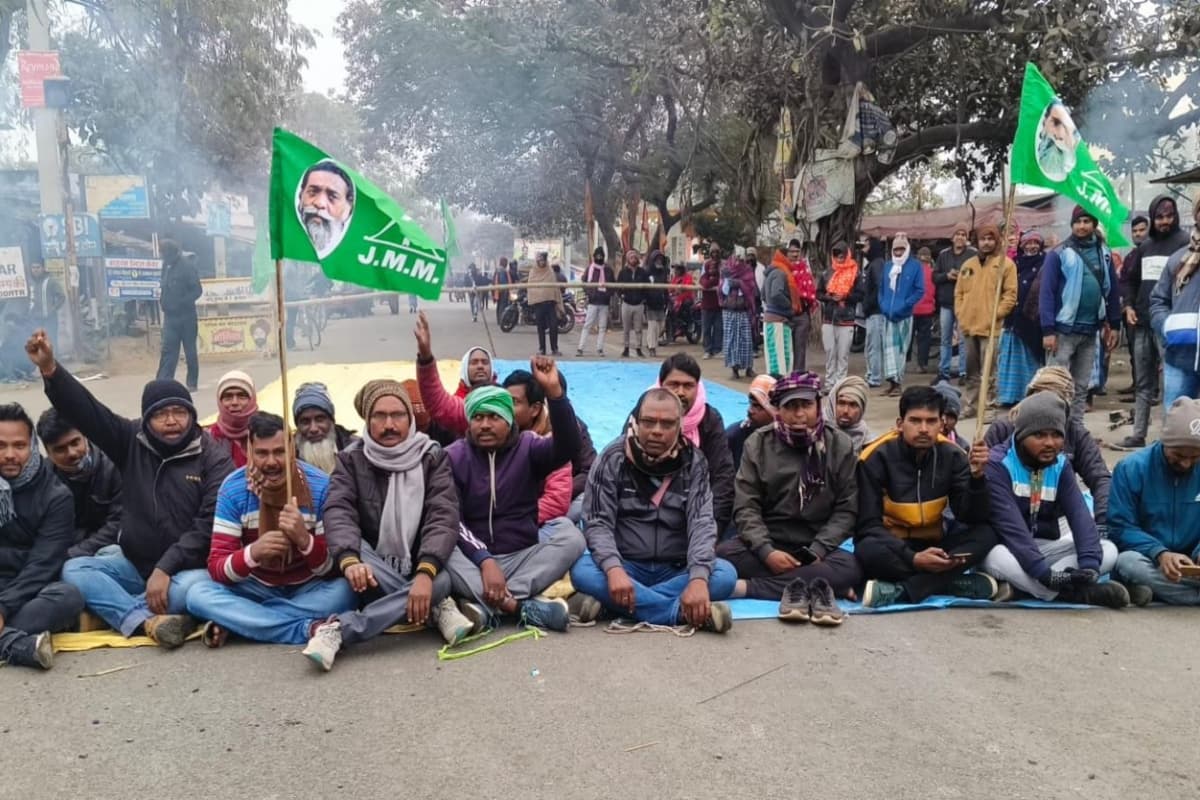 ईडी के खिलाफ सड़क पर उतरे झामुमो कार्यकर्ता, बंद कराया पूरा साहिबगंज, कई जगह रोड जाम