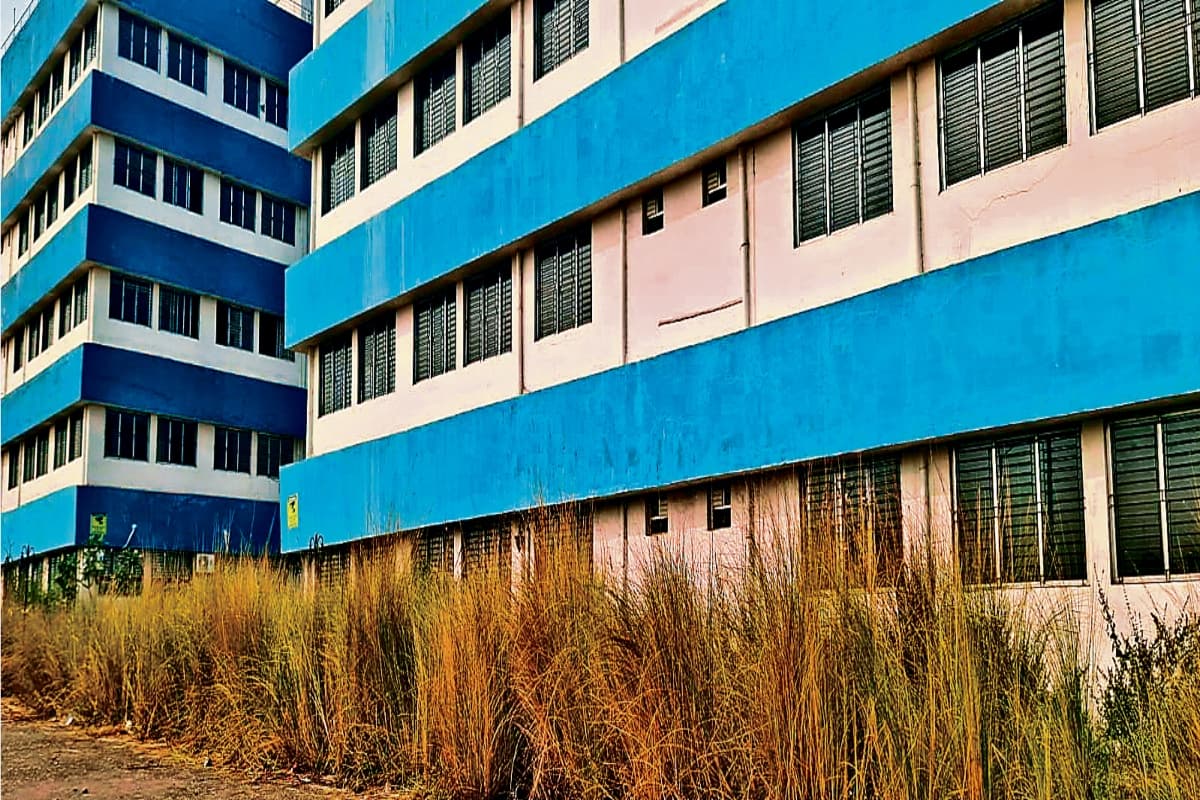 सफेद हाथी साबित हो रहा 186 करोड़ का ईएमसी, 7 साल बाद भी पड़ा है वीरान, नशेड़ियों-जुआरियों का बना अड्डा