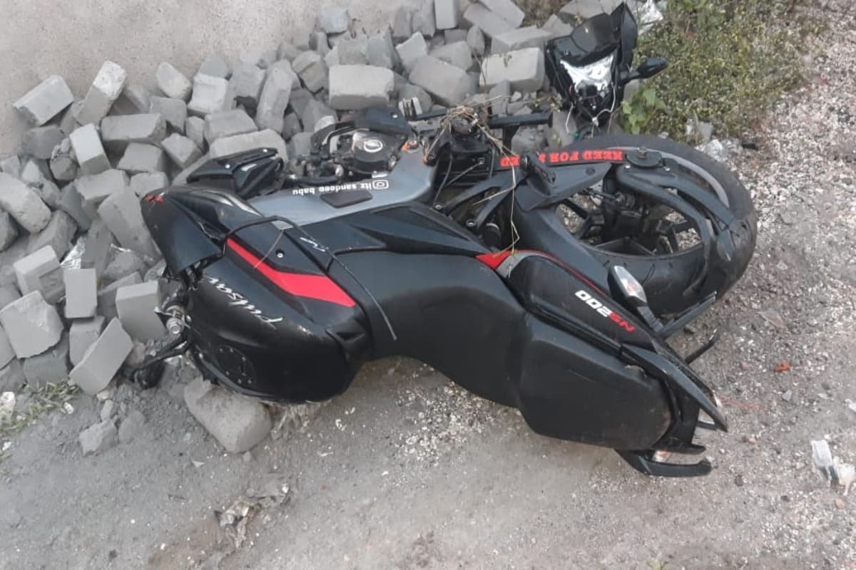 चंद्रपुरा में भीषण सड़क हादसा, दो की मौत, दो टुकड़ों में बंटी बाइक