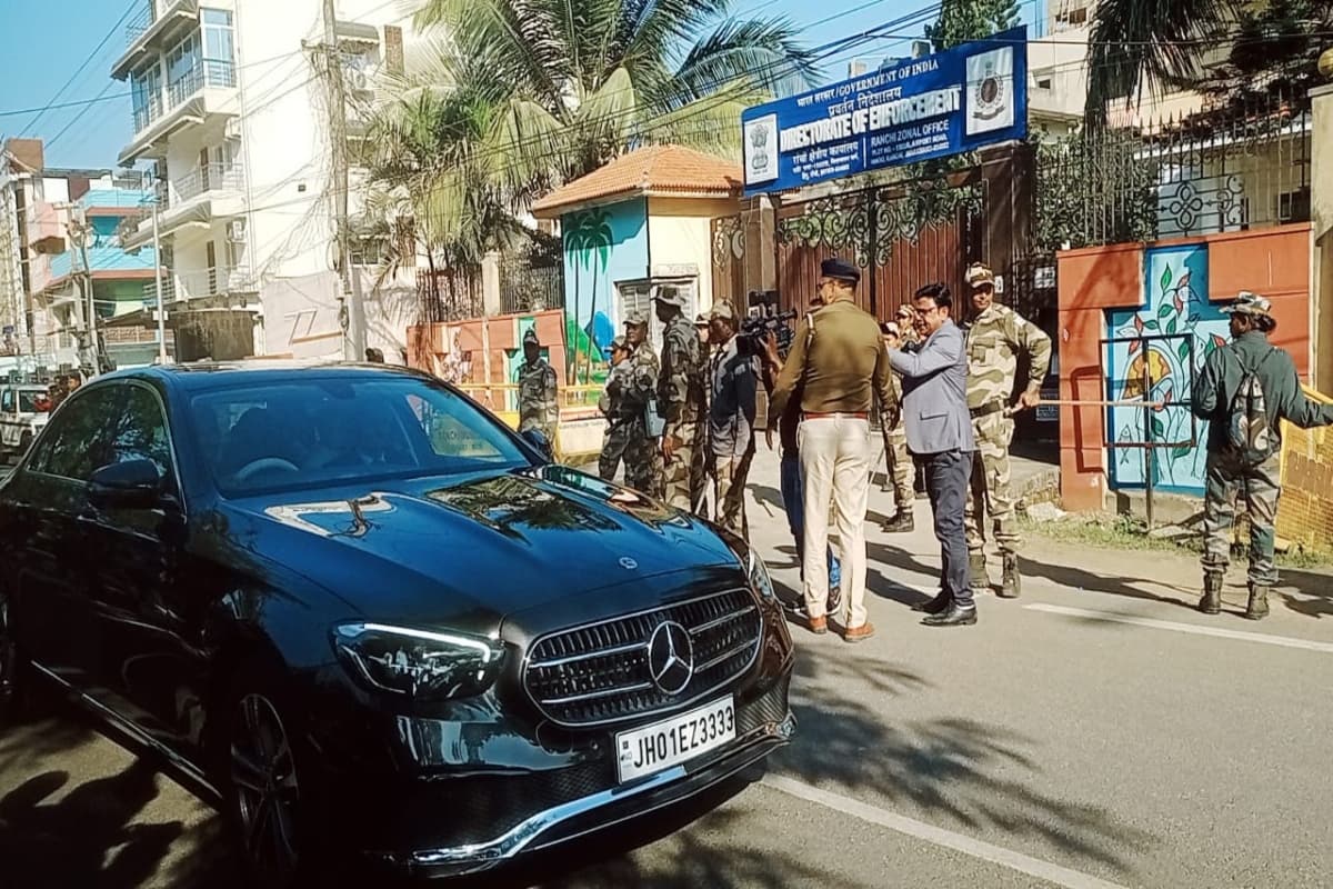 झारखंड: ईडी ऑफिस के सामने से गुजर गया हेमंत सोरेन का काफिला, चिट्ठी लेकर सीएम आवास से आया डाकिया