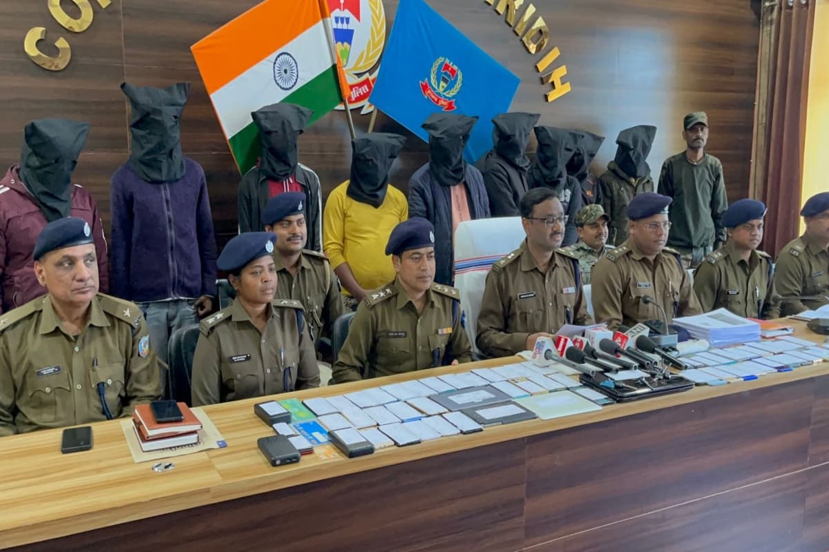 गिरिडीह में फिर 9 साइबर अपराधी गिरफ्तार, 55 मोबाइल समेत 50 लाख से अधिक का सामान बरामद