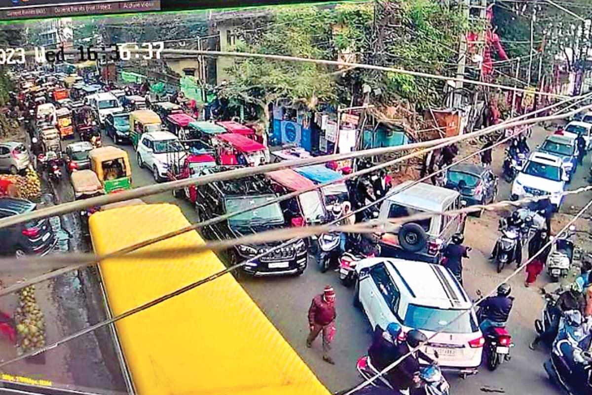 राजभवन चौक और ओल्ड एचबी रोड जाम, घंटों फंसे रहे वाहन, जानें कारण