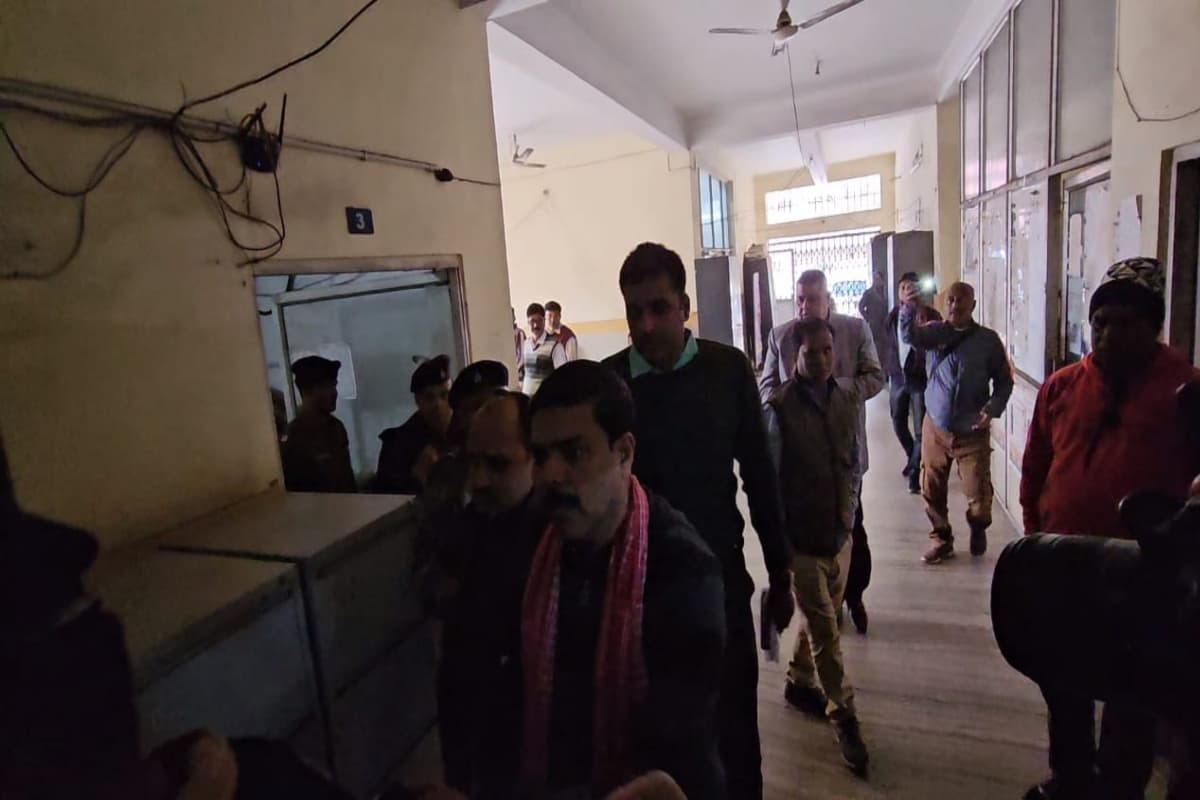 घूस लेते पकड़ा गया धनबाद सिविल सर्जन कार्यालय का कर्मचारी, यहां हर काम के लिए तय है रेट