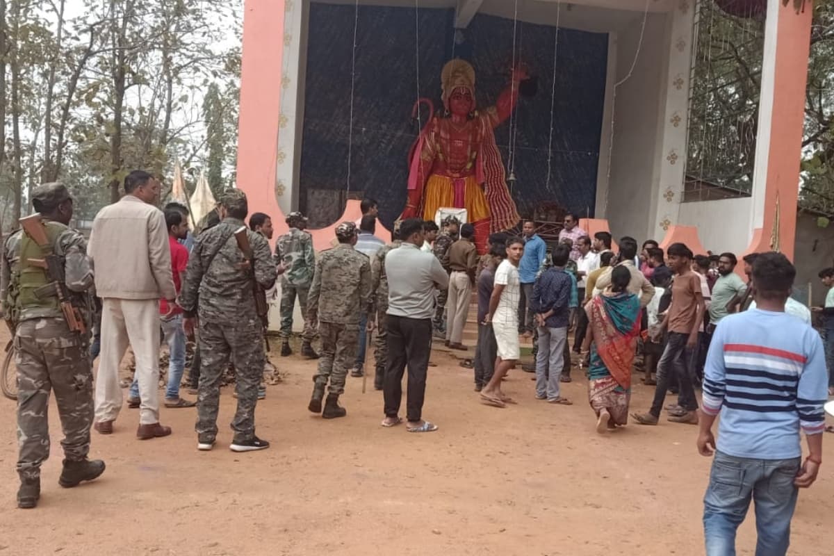 Objectionable object in Mandir: पूर्वी सिंहभूम के हनुमान मंदिर में आपत्तिजनक वस्तु रखने पर बवाल, धालभूमगढ़ थाना में प्रदर्शन, कार्रवाई की मांग