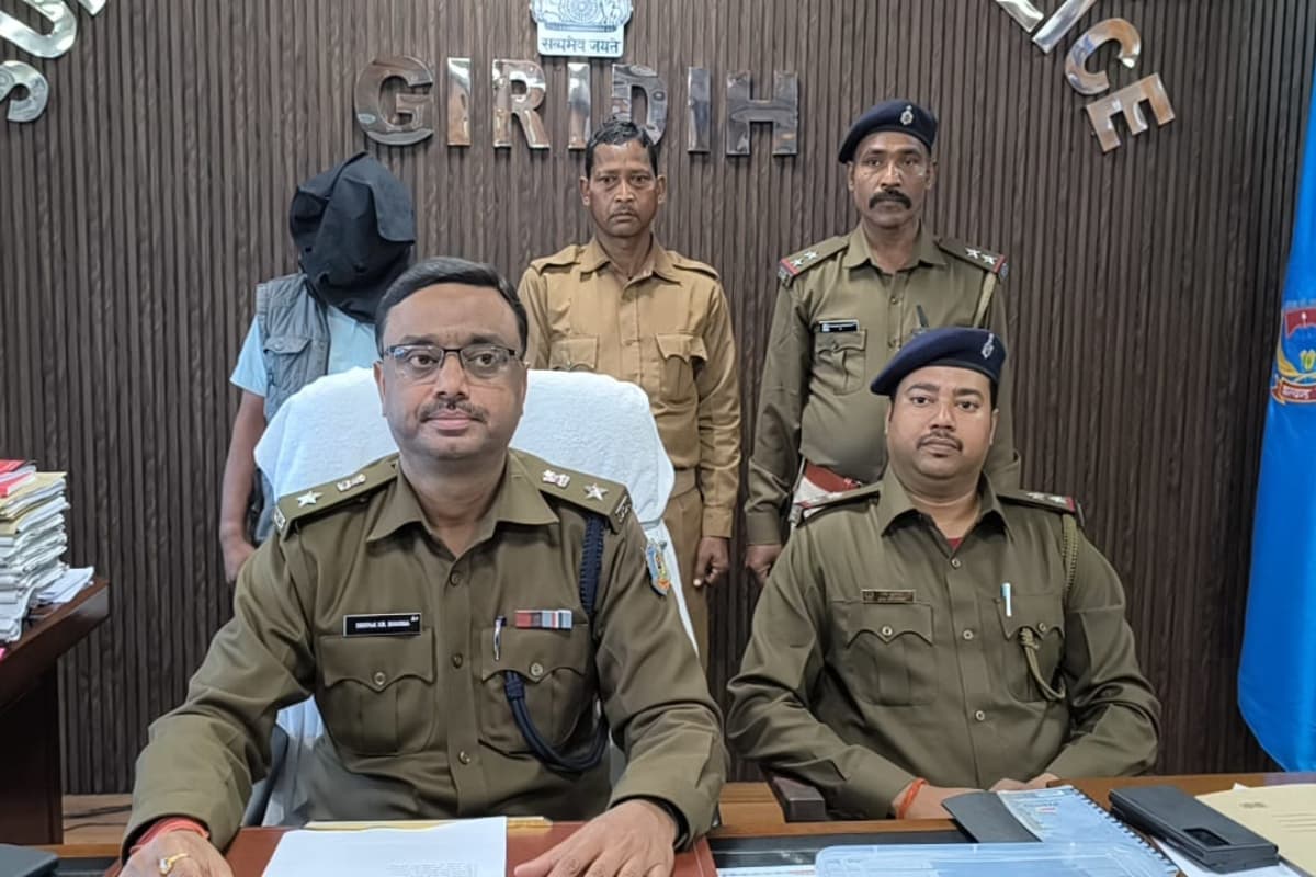 गिरिडीह में देसी पिस्टल और कारतूस के साथ अपराधी गिरफ्तार, मूर्ति विसर्जन में बड़ी घटना को देने वाला था अंजाम