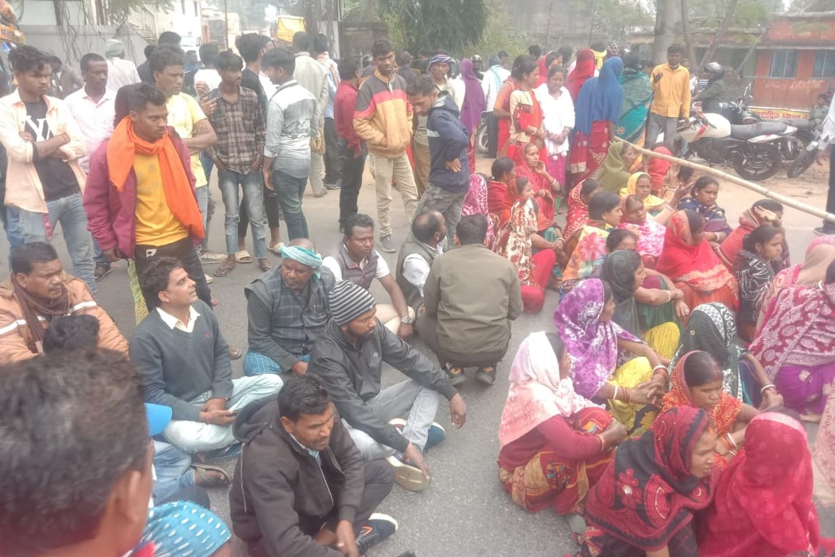 Road Jam in Giridih: सीएम के कार्यक्रम में जा रही महिला की सड़क हादसे में मौत, शव के साथ रोड जाम