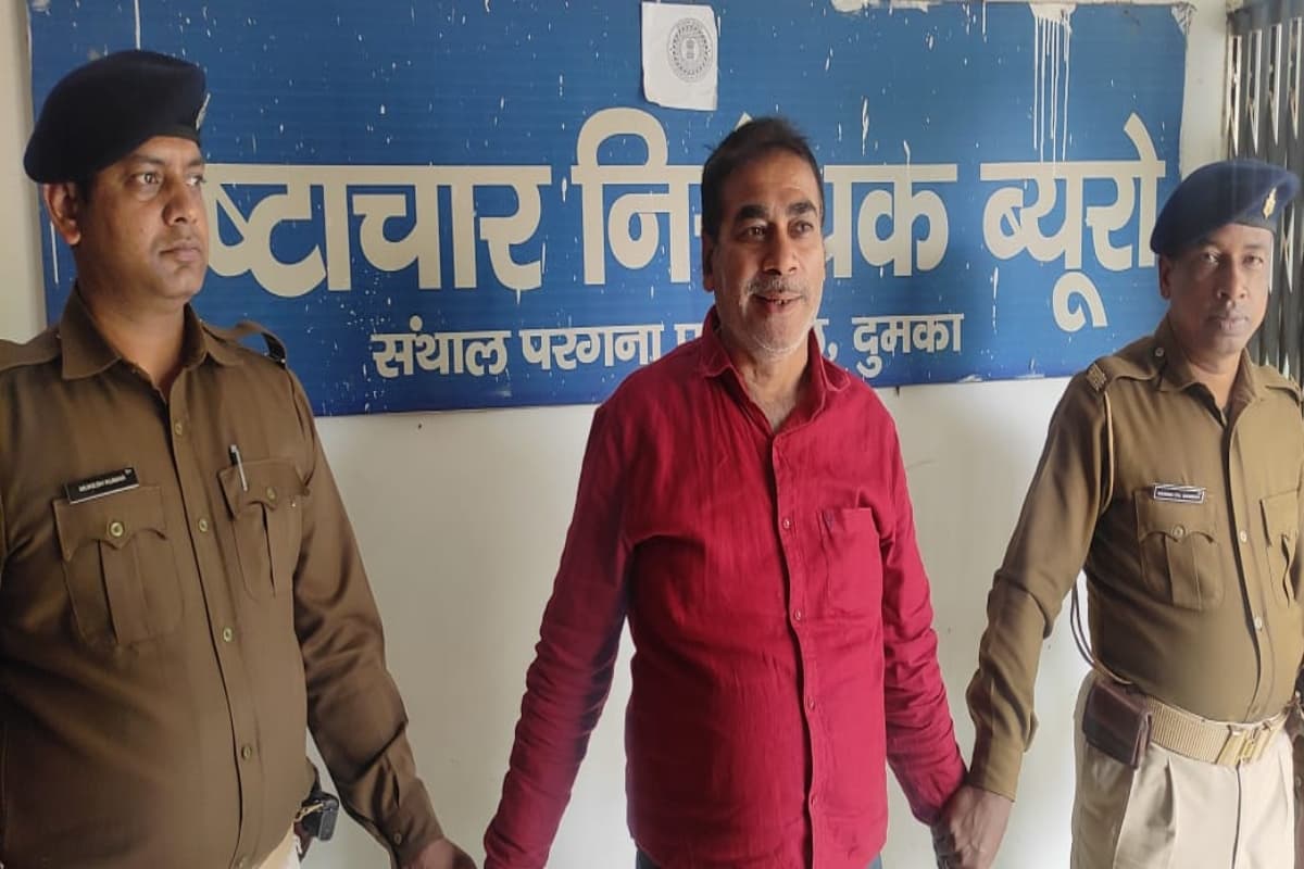 ACB Trap in Dumka: जरमुंडी थाना के एएसआई राजकुमार सिंह घूस लेते गिरफ्तार, एसीबी ने ऐसे किया ट्रैप ACB Trap in Dumka: जरमुंडी थाना के एएसआई राजकुमार सिंह घूस लेते गिरफ्तार, एसीबी ने ऐसे किया ट्रैप