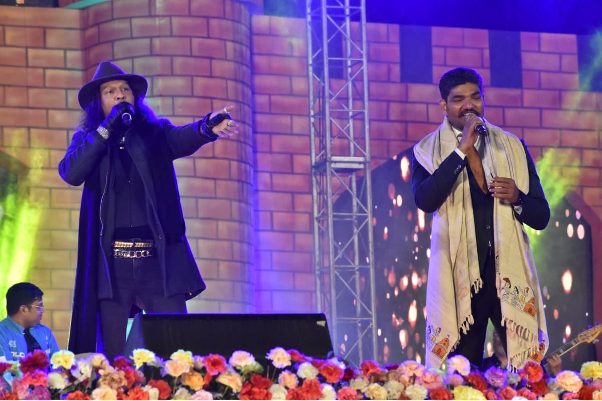 Itkhori Mahotsav: बॉलीवुड सिंगर बिनोद राठौर संग चतरा के डीसी-एसपी की जुगलबंदी, खूब जमा रंग