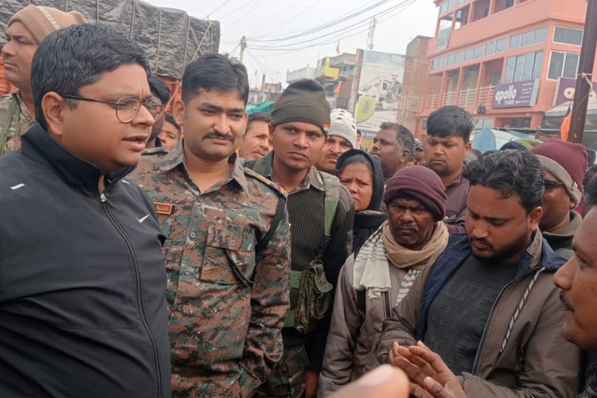 Firing in Latehar: बेडरूम में घुसकर ऑटोवाले को मारी गोली, अपराधियों की गिरफ्तारी को लेकर सड़क जाम