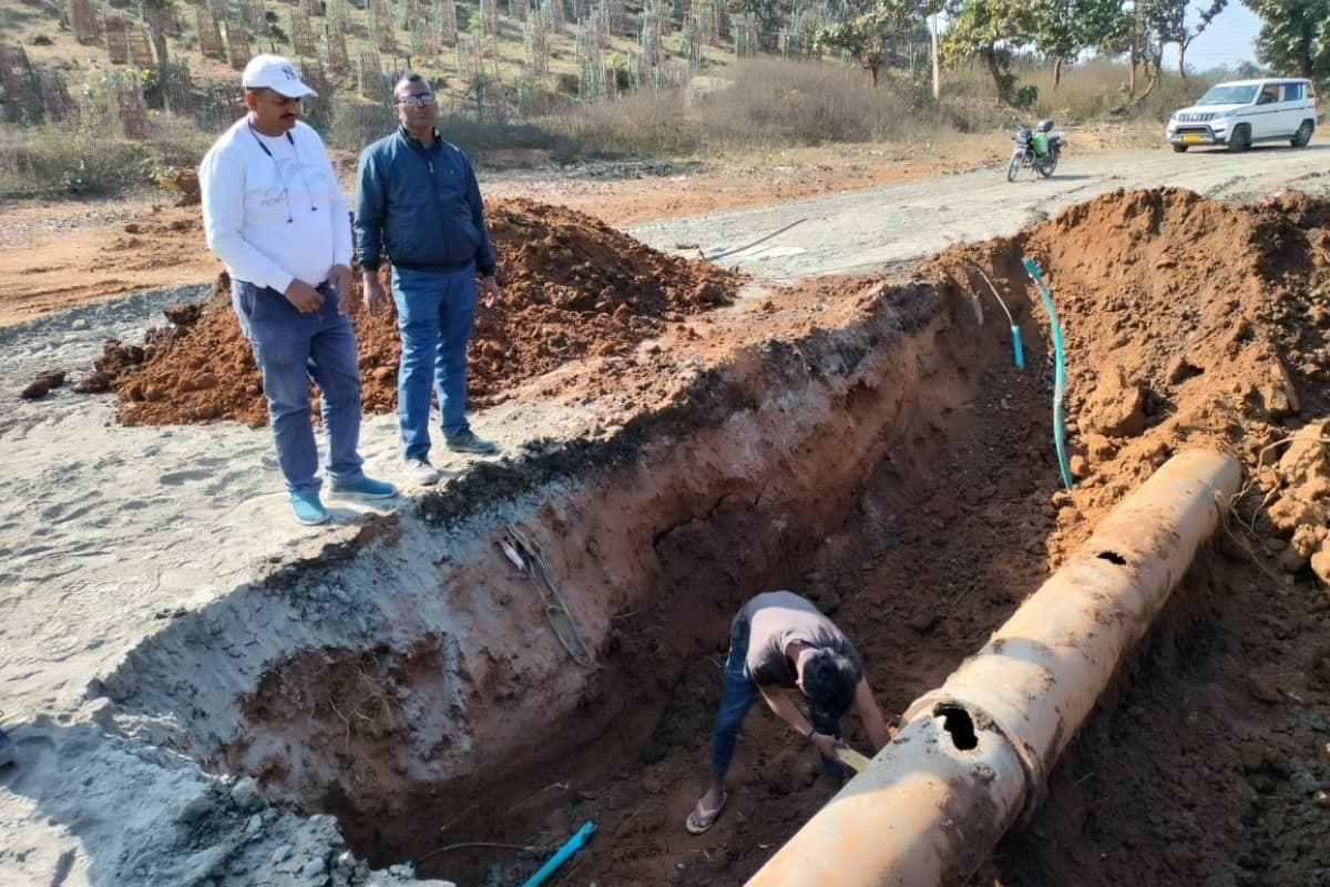 पलामू के चियांकी पहाड़ के पास फटी पाइप, बारालोटा जलापूर्ति योजना ठप, करीब 50 हजार आबादी प्रभावित