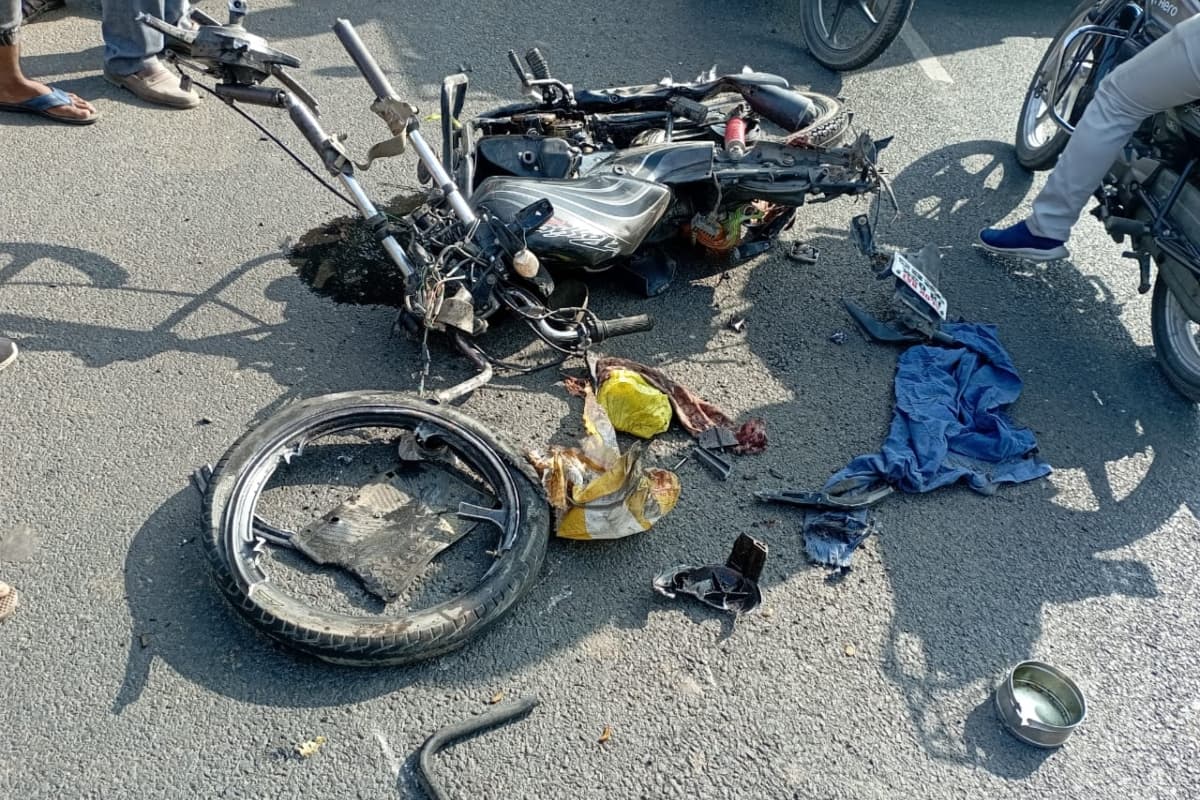 पलामू में भीषण सड़क दुघर्टना, दो सगे भाइयों की मौत, एक को घसीटते हुए ले गया ट्रक, रोड जाम