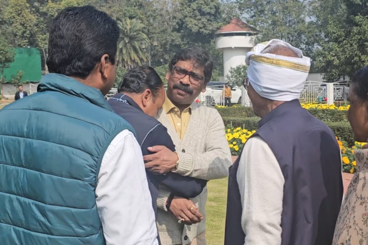 हेमंत सोरेन से लिपटकर रोने लगे इरफान अंसारी, सीएम ने कहा- मैं कहीं नहीं जा रहा, देखें VIDEO